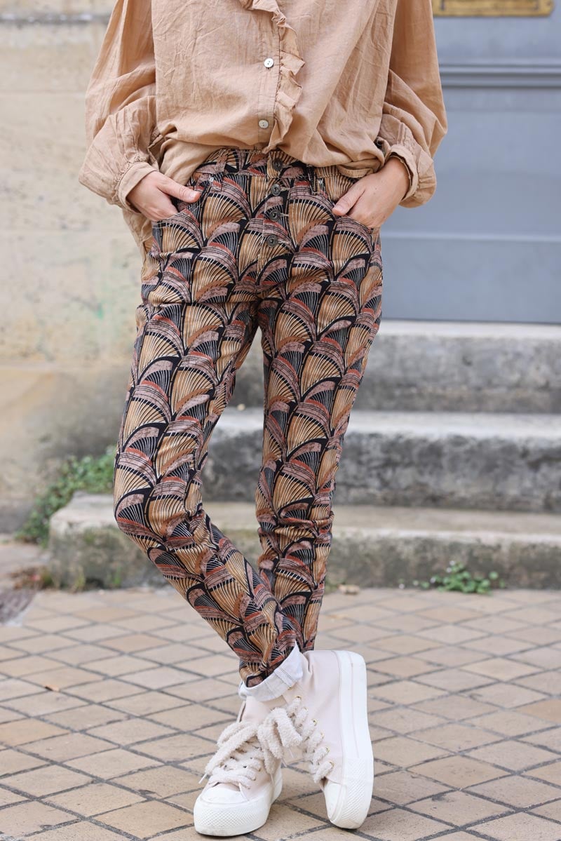 Pantalon camel toucher peau de peche stretch a boutons imprime paon h151 (1)