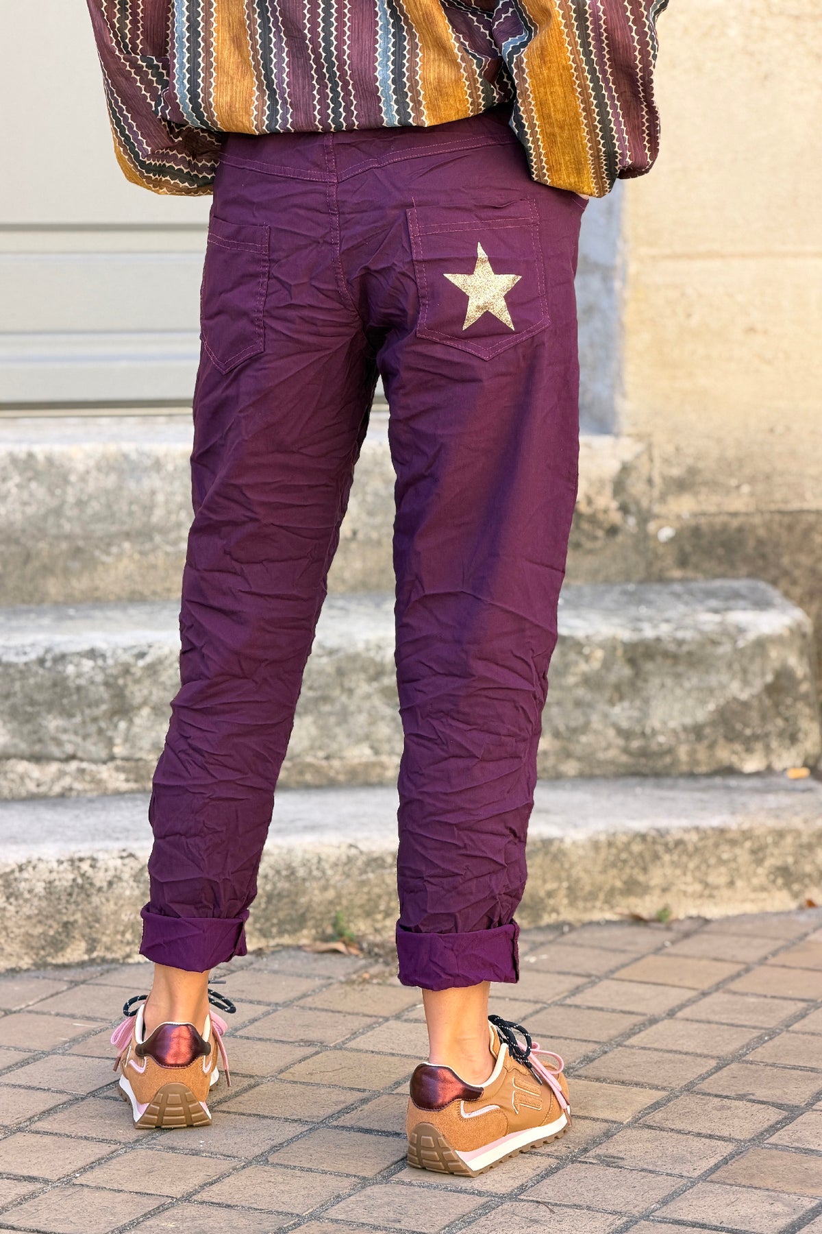 Pantalon confort aubergine en toile stretch etoile brillante paillettes