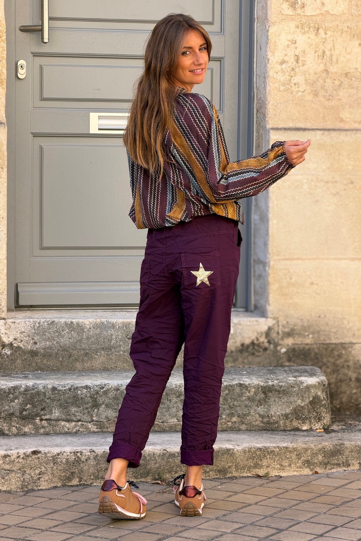 Pantalon confort aubergine en toile stretch etoile brillante paillettes