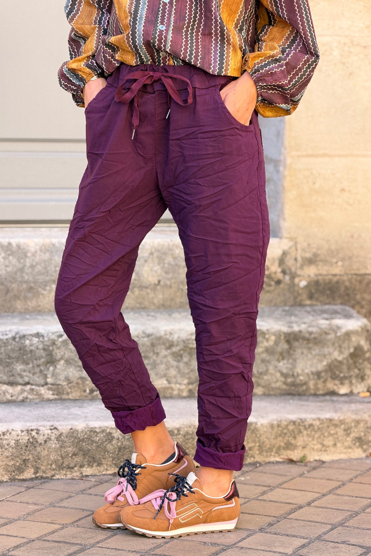Pantalon confort aubergine en toile stretch etoile brillante paillettes