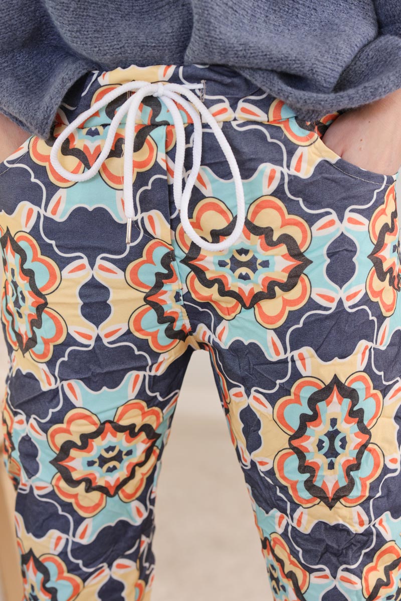 Pantalon confort bleu marine en toile stretch imprime kaleidoscope h034 (1)