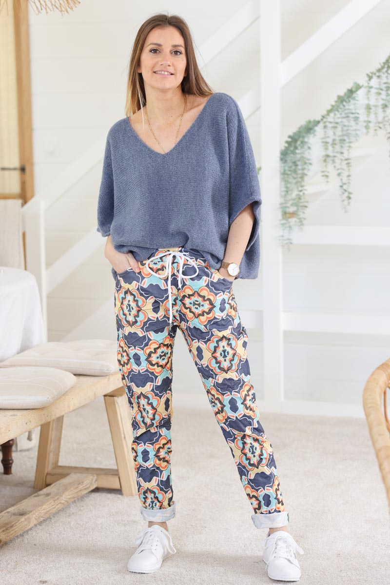Pantalon confort bleu marine en toile stretch imprime kaleidoscope h034 (1)