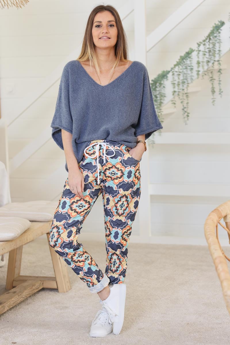 Pantalon confort bleu marine en toile stretch imprime kaleidoscope h034 (1)