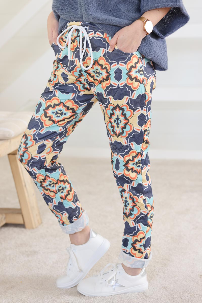 Pantalon confort bleu marine en toile stretch imprime kaleidoscope h034 (1)