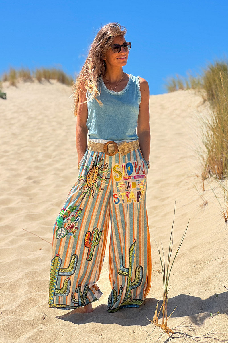 Pantalon confort et souple brillant coupe large imprimé rayures oranges et bleues soleil et cactus