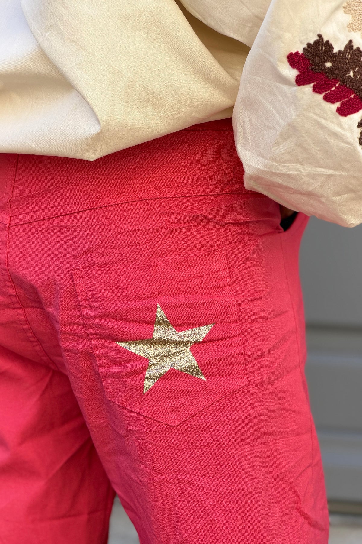 Pantalon confort framboise en toile stretch étoile brillante paillettes