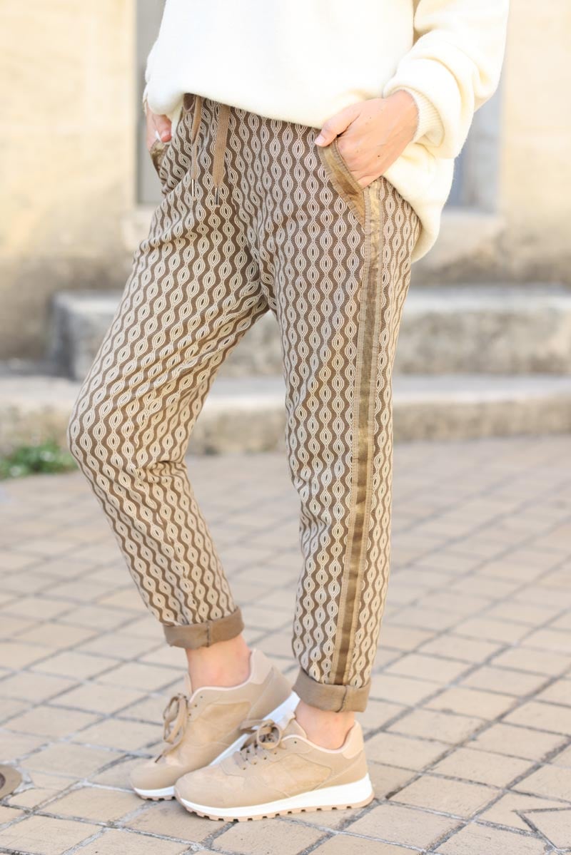 Pantalon confort imprime spirales lisere satine taupe G214 (1)