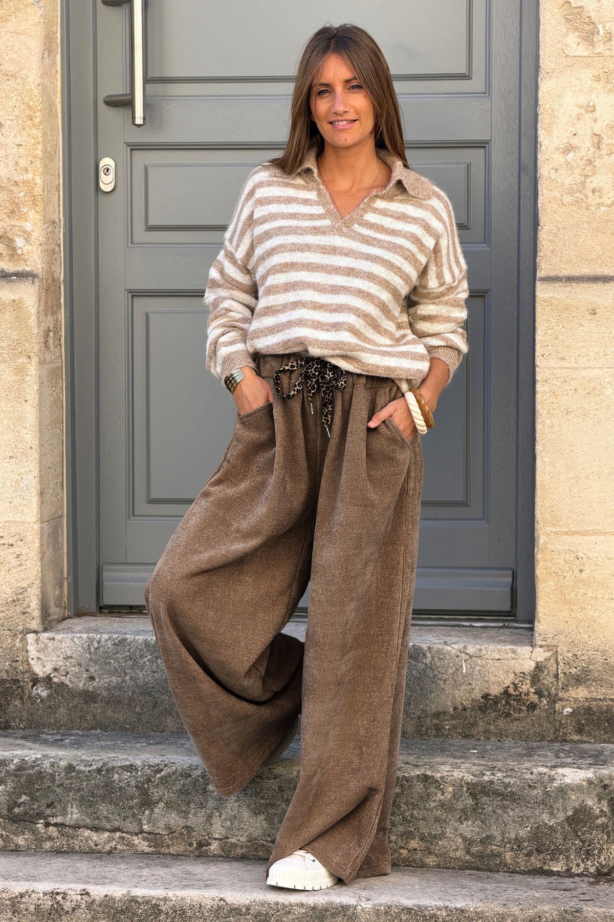 Pantalon large et souple camel foncé en velours taille élastique lien léopard