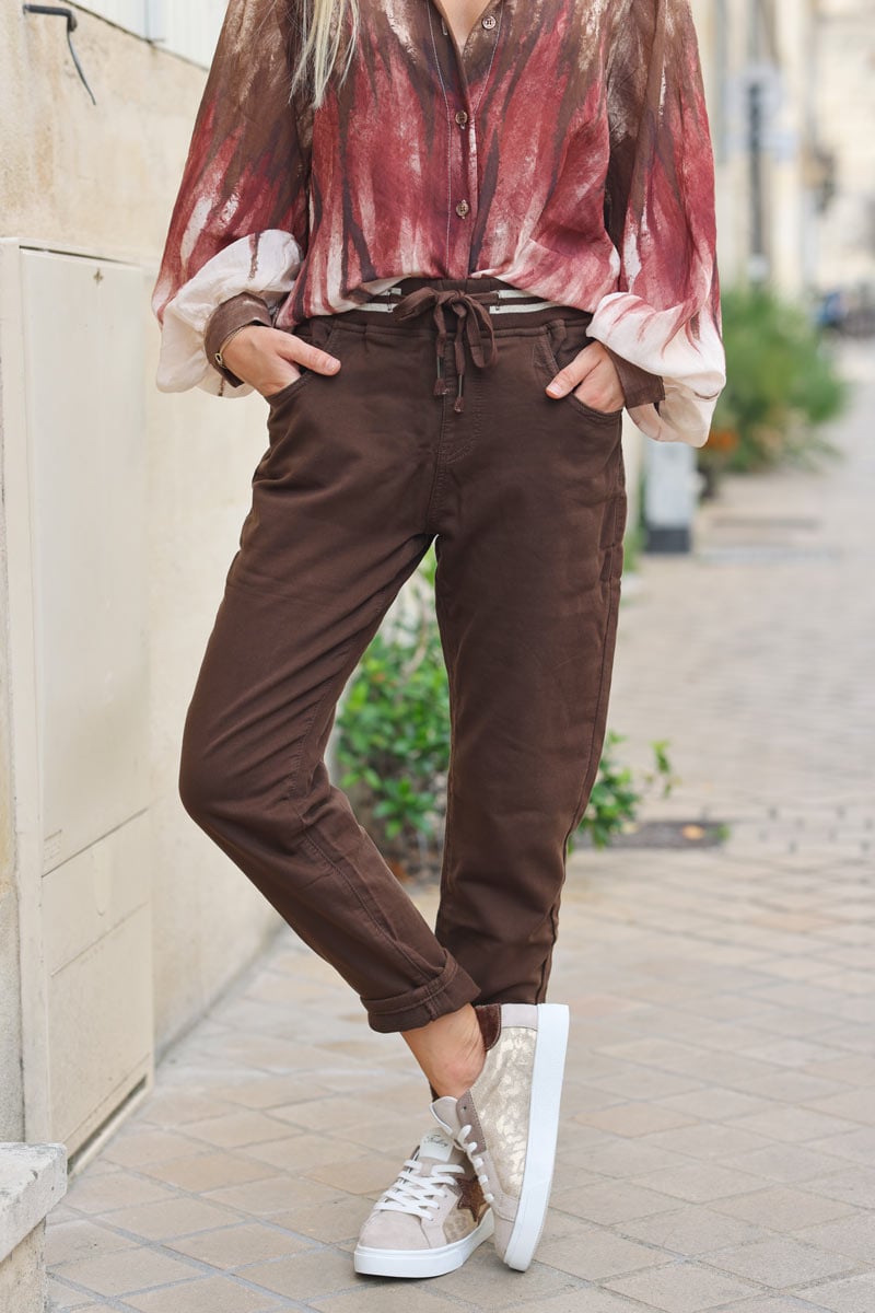 Pantalon confort slim chocolat ceinture elastique brillante g226 (1)