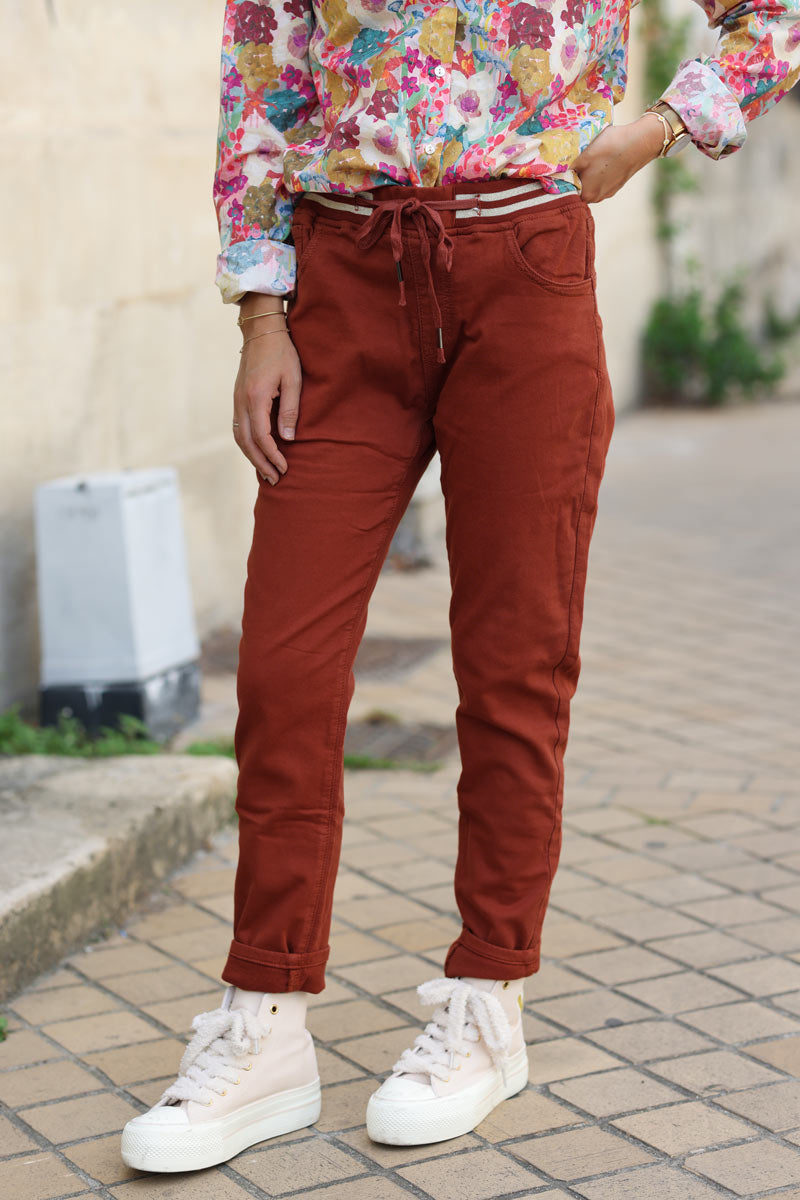 Pantalon confort slim terracotta ceinture élastique brillante