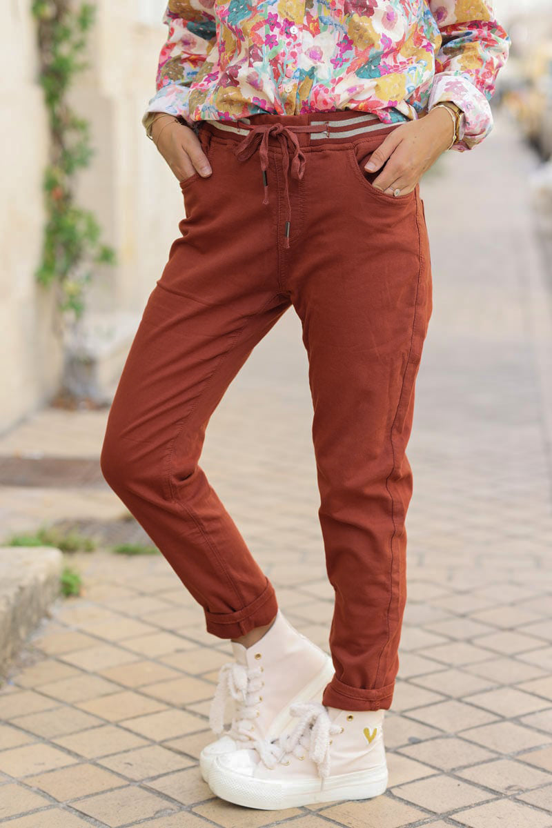 Pantalon confort slim terracotta ceinture élastique brillante
