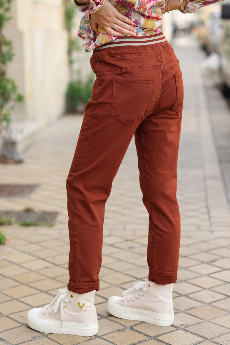 Pantalon confort slim terracotta ceinture élastique brillante