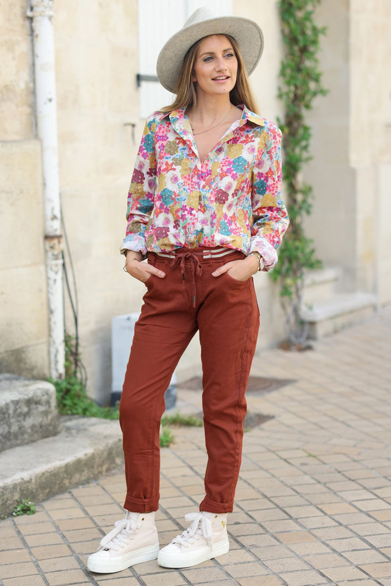 Pantalon confort slim terracotta ceinture élastique brillante