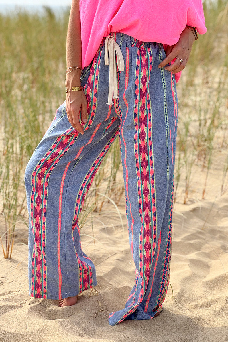 Pantalon couple large et souple effet jean broderie azteque rose fluo