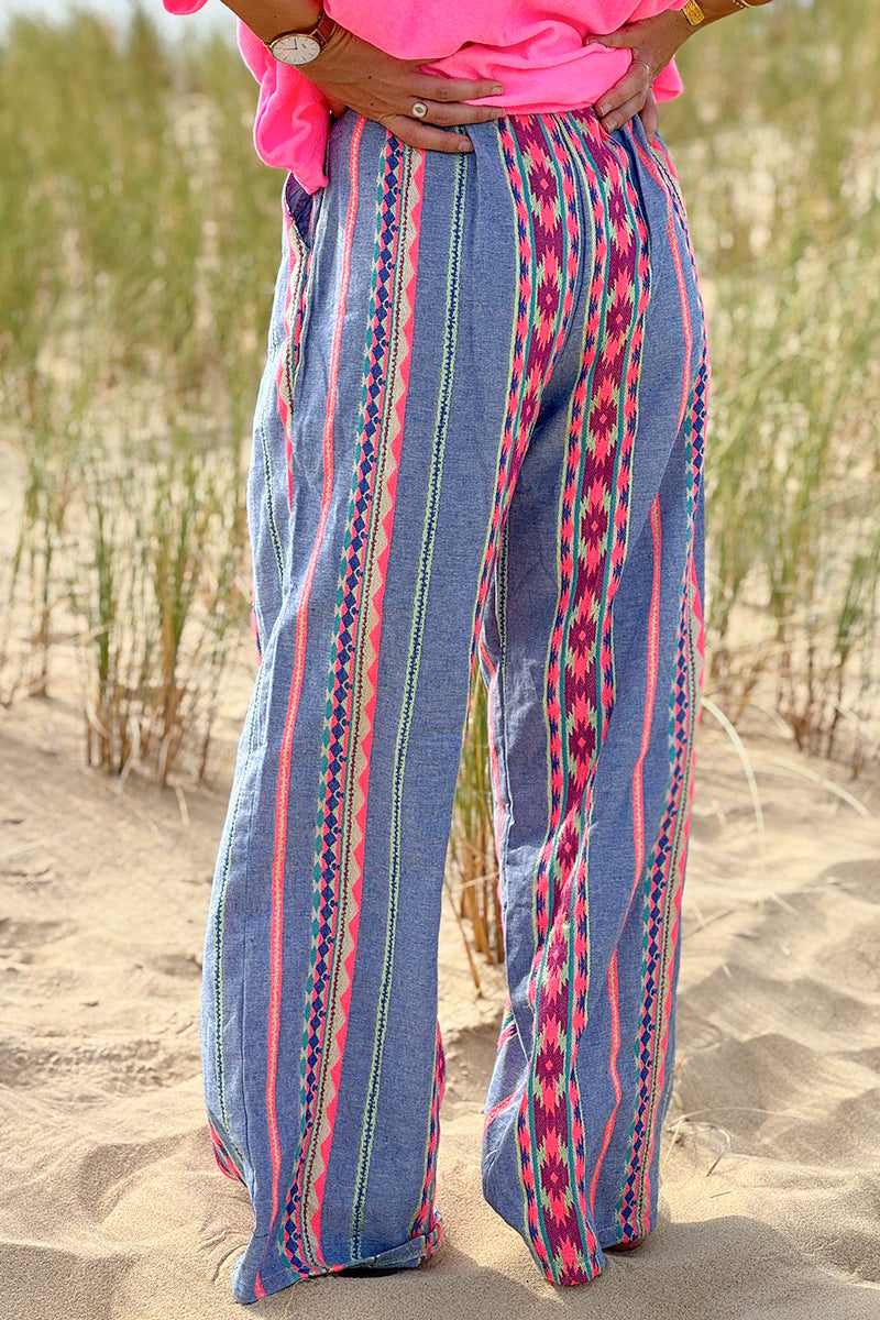 Pantalon couple large et souple effet jean broderie azteque rose fluo