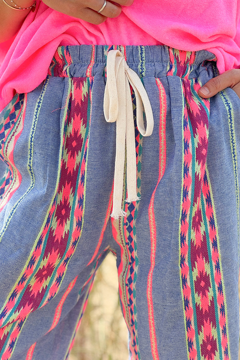 Pantalon couple large et souple effet jean broderie azteque rose fluo