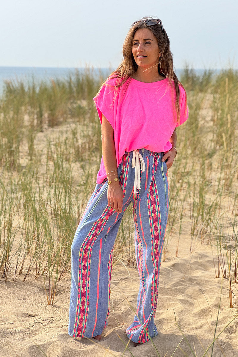 Pantalon couple large et souple effet jean broderie azteque rose fluo