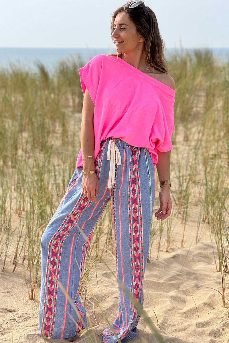 Pantalon couple large et souple effet jean broderie azteque rose fluo