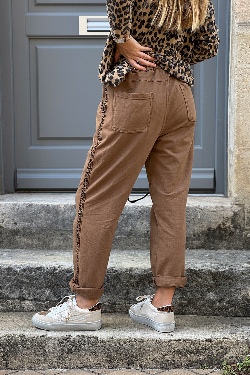 Pantalon de jogging camel liseré léopard brillant sur le côté et ceinture élastique