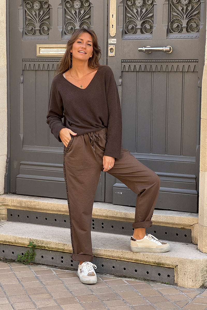 Pantalon de jogging marron liseré léopard brillant sur le côté et ceinture élastique