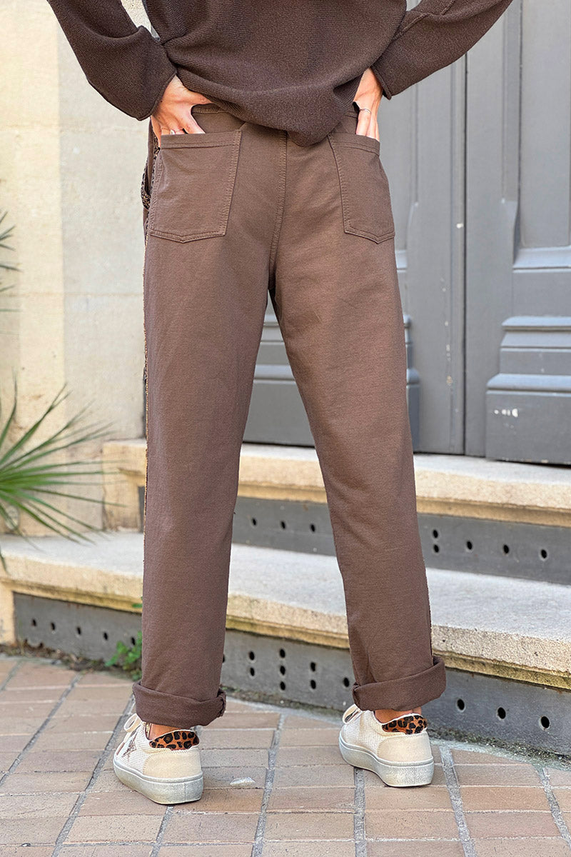 Pantalon de jogging marron liseré léopard brillant sur le côté et ceinture élastique