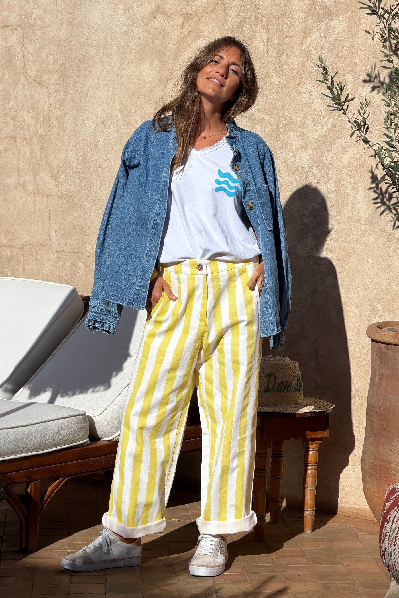 Pantalon droit à rayures jaunes et blanches boutons écaille