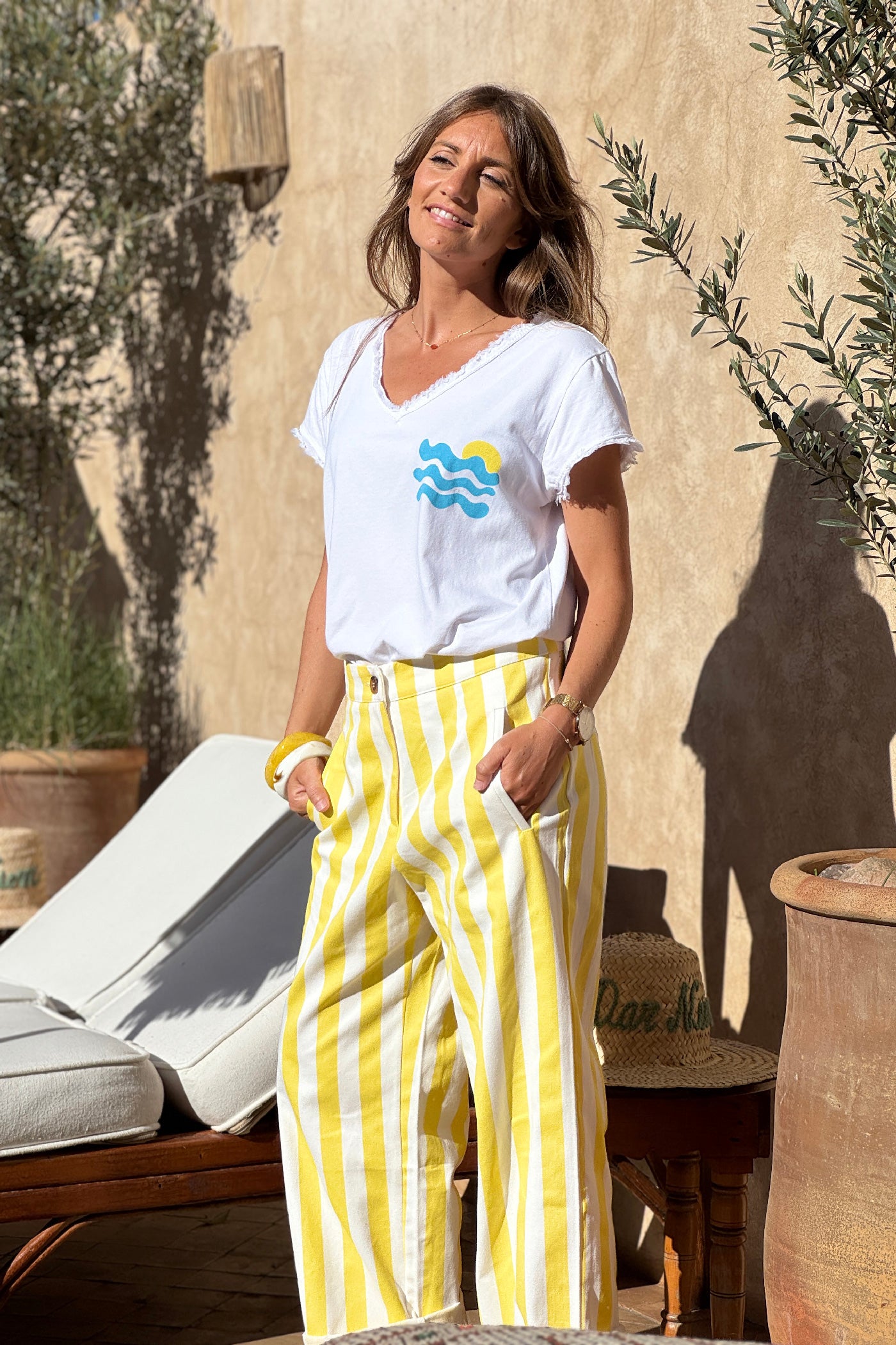 Pantalon droit à rayures jaunes et blanches boutons écaille