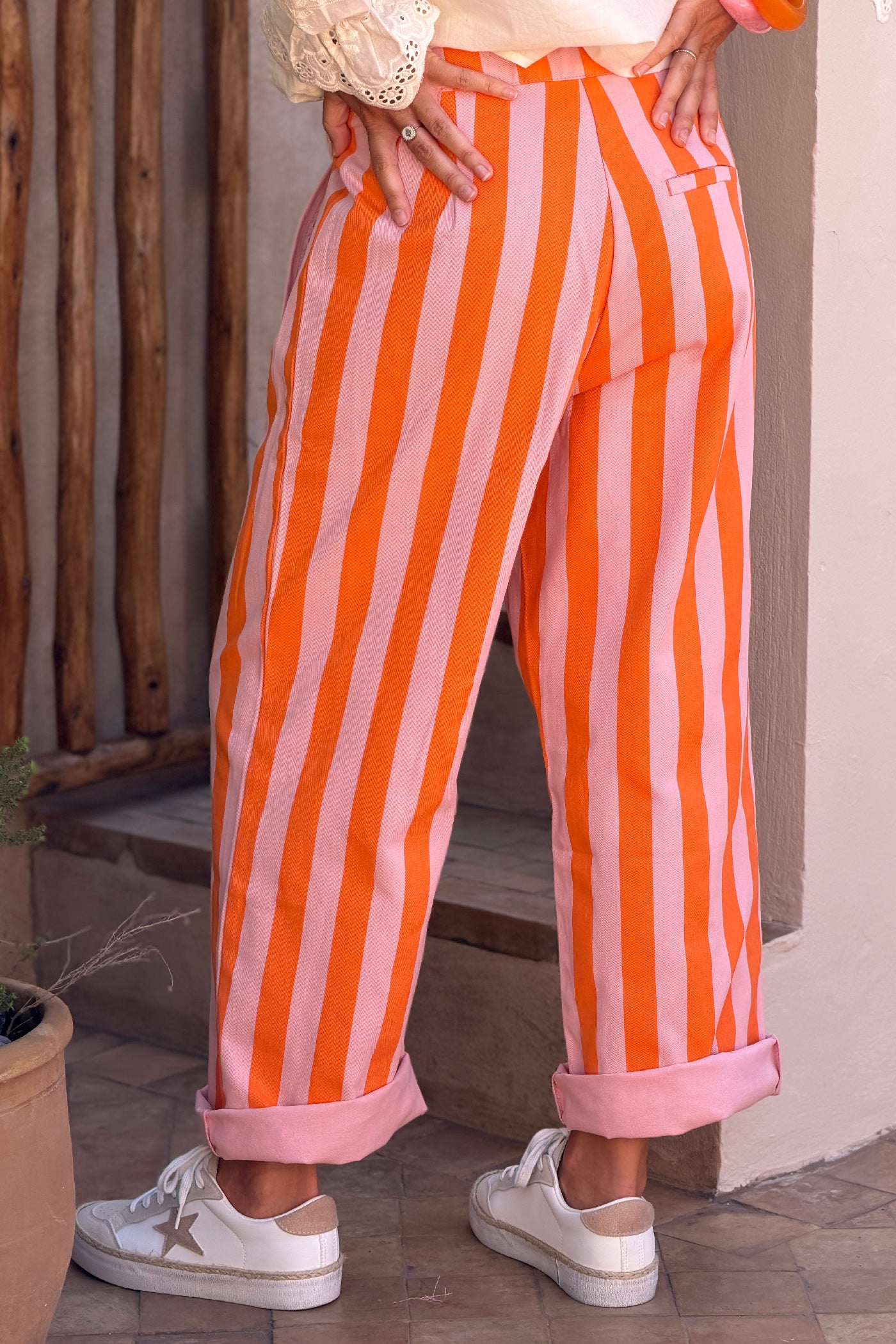 Pantalon droit à rayures orange et rose boutons écaille