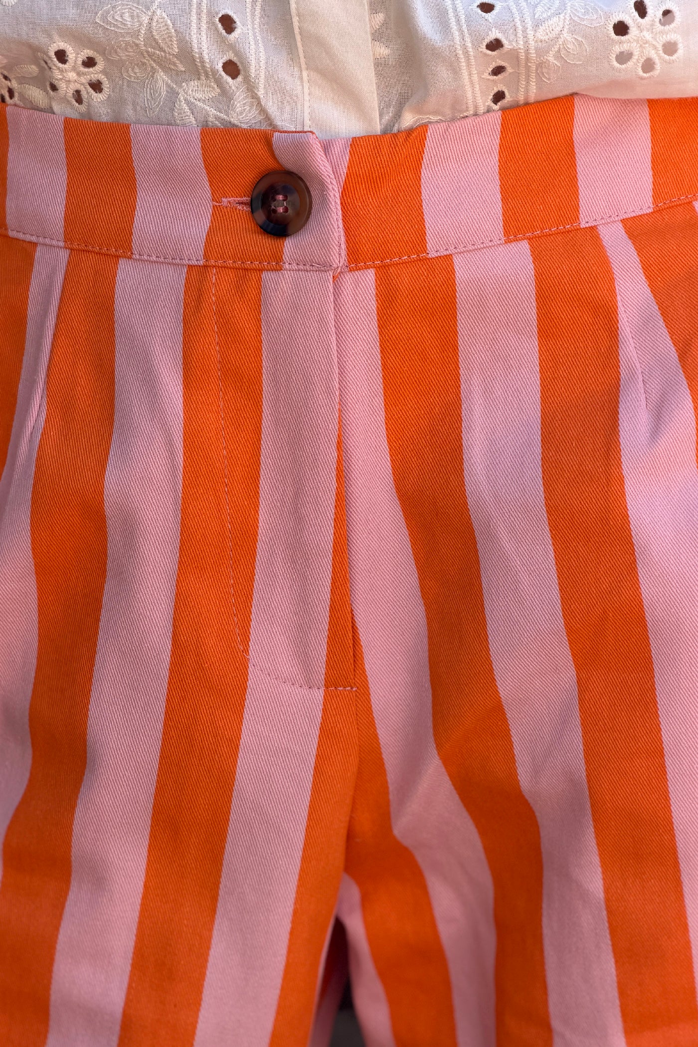 Pantalon droit à rayures orange et rose boutons écaille
