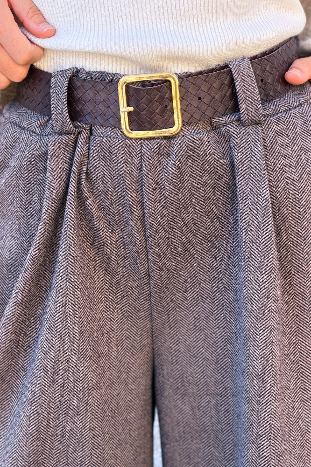 Pantalon duveteux gris beige large motif chevrons taille élastique avec ceinture simili tressée