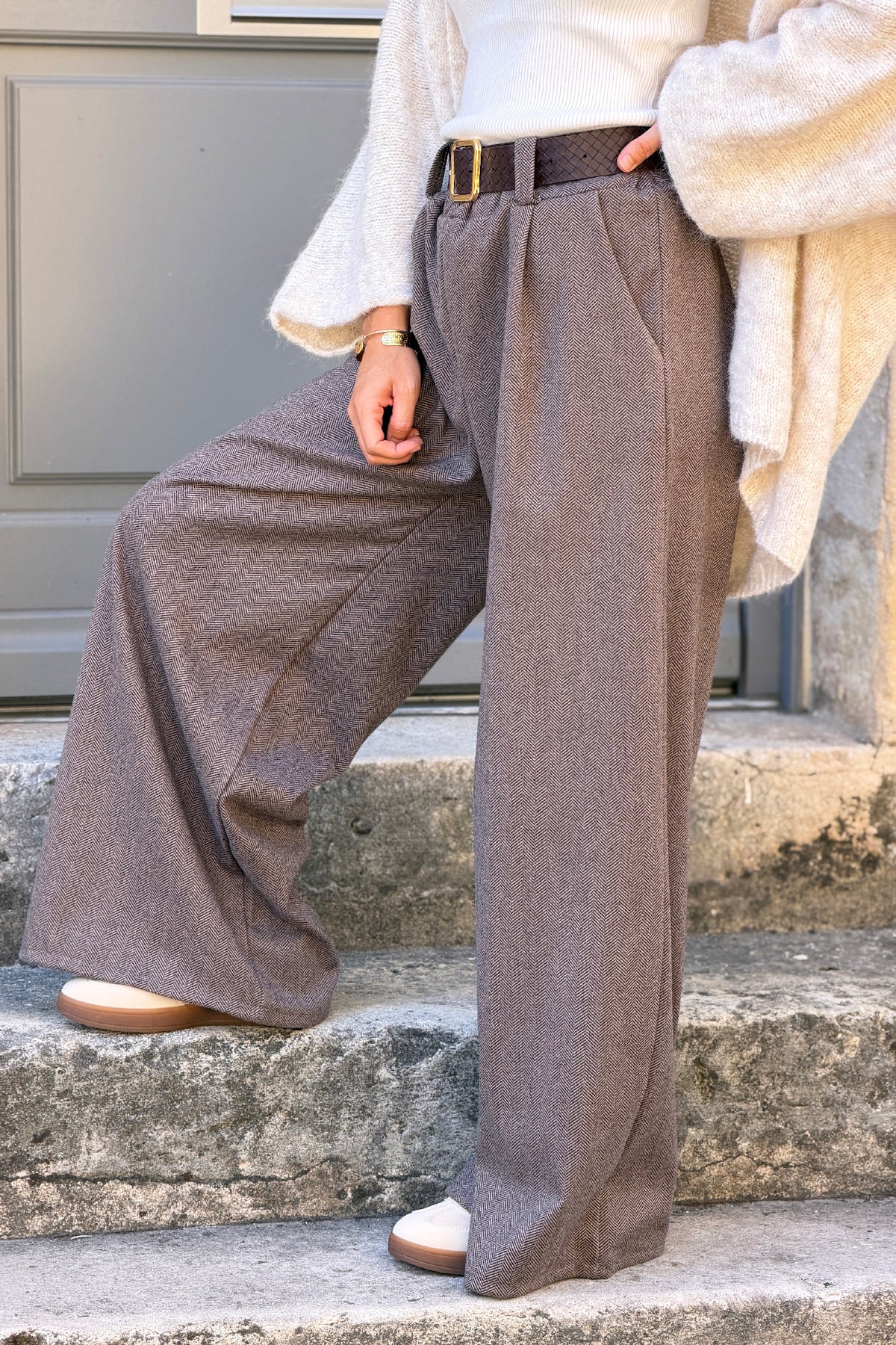 Pantalon duveteux gris beige large motif chevrons taille élastique avec ceinture simili tressée