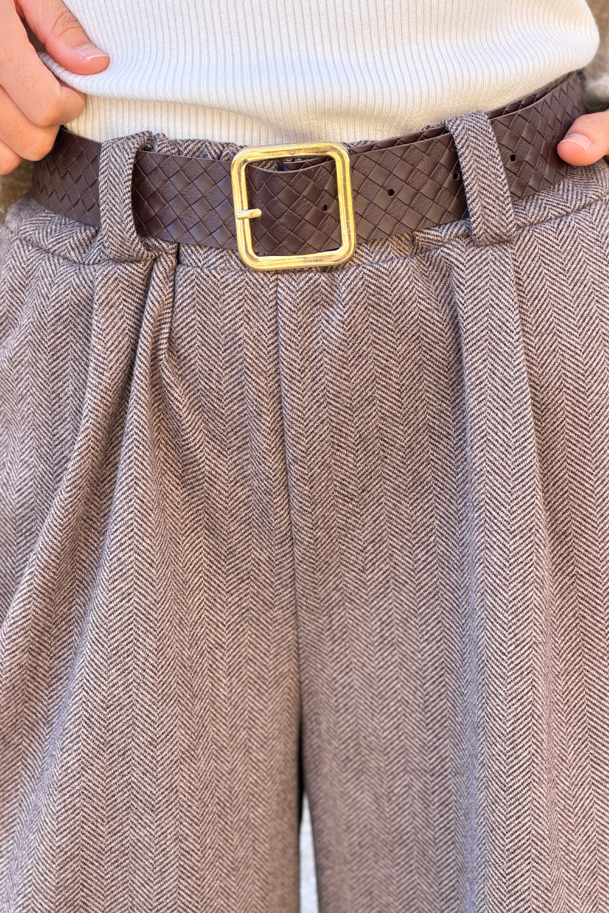 Pantalon duveteux gris beige large motif chevrons taille élastique avec ceinture simili tressée