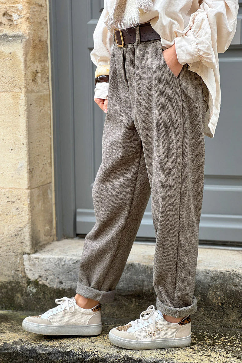 Pantalon duveteux gris beige motifs chevrons taille élastique et ceinture simili