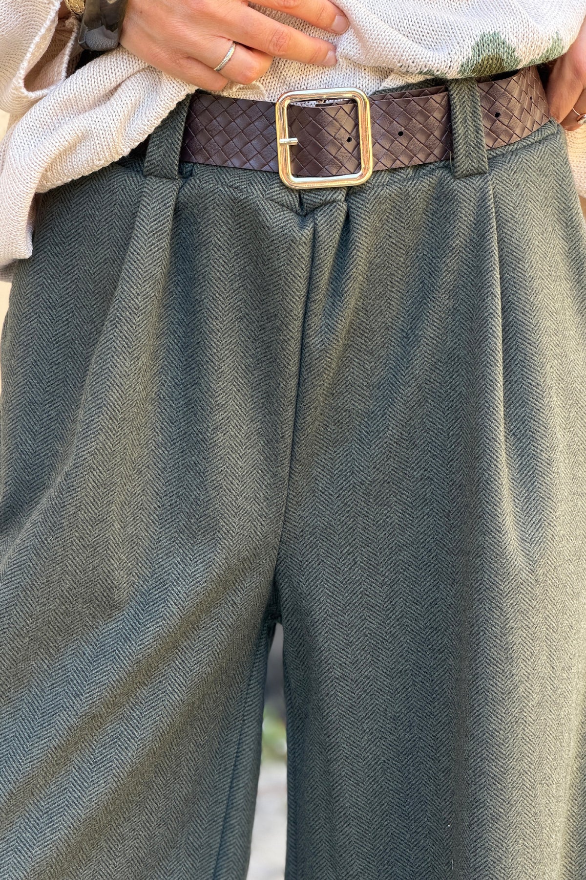 Pantalon duveteux kaki large motif chevrons taille élastique avec ceinture simili tressée