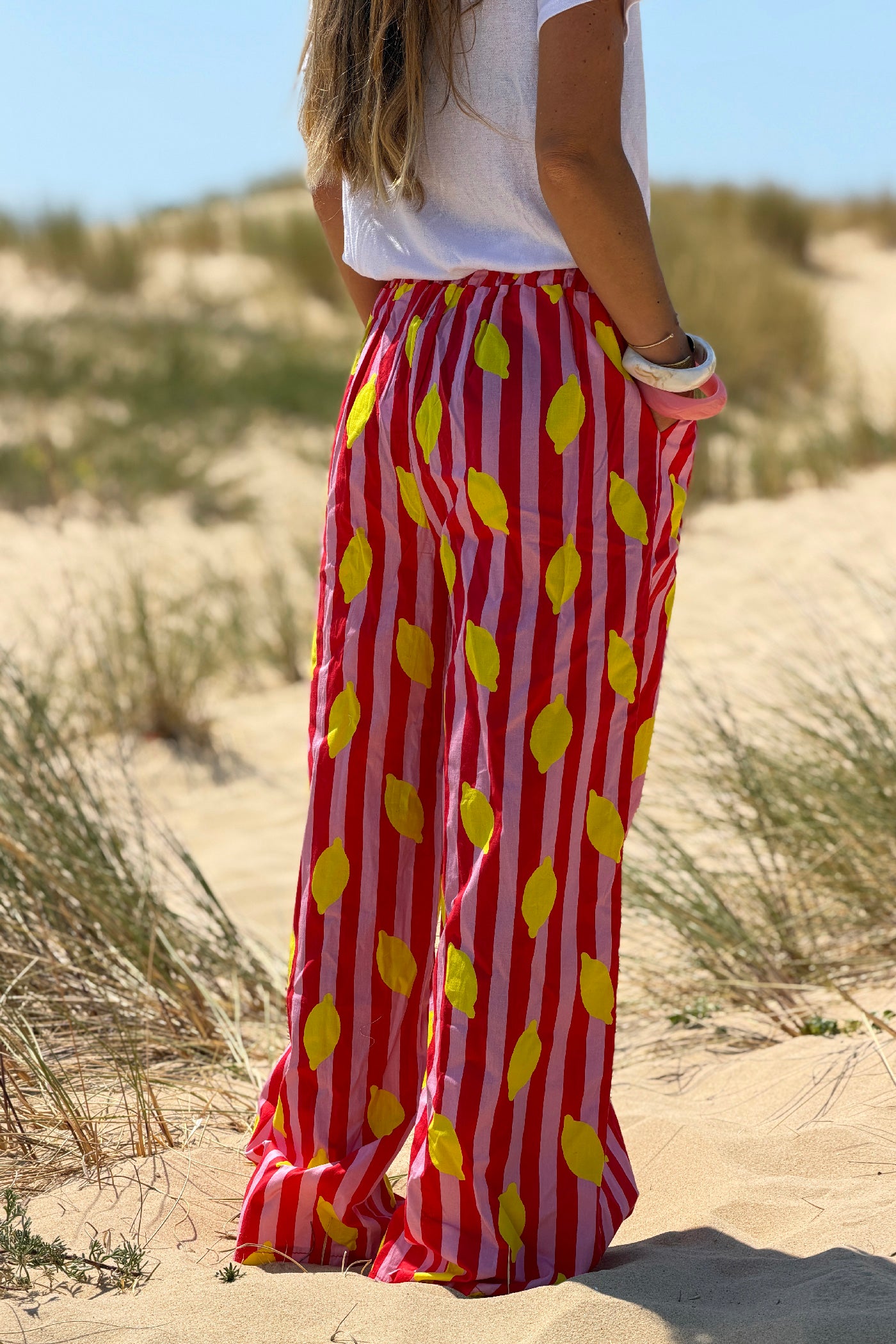 Pantalon en coton taille élastique imprimé rayures roses et rouges motif citrons