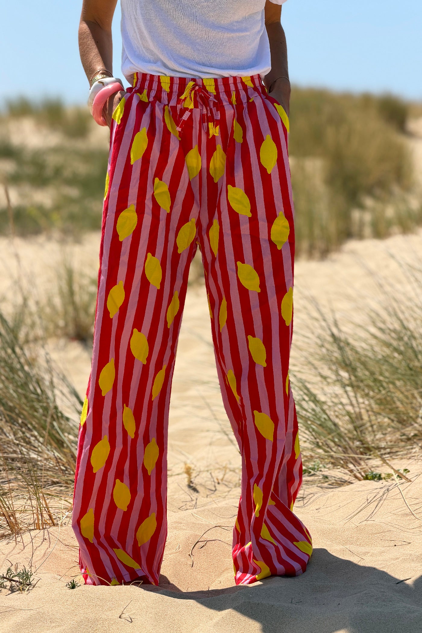 Pantalon en coton taille élastique imprimé rayures roses et rouges motif citrons