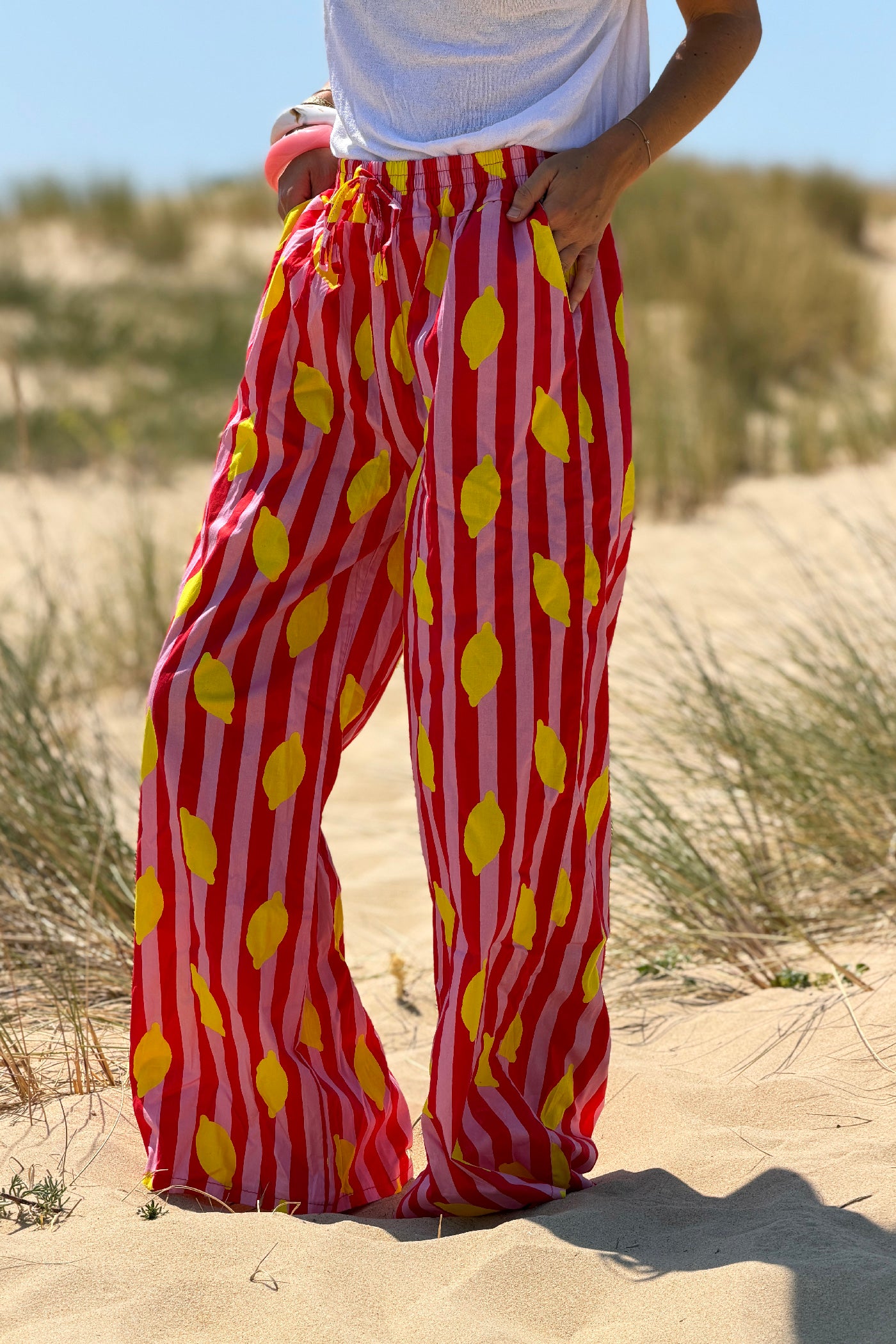 Pantalon en coton taille élastique imprimé rayures roses et rouges motif citrons