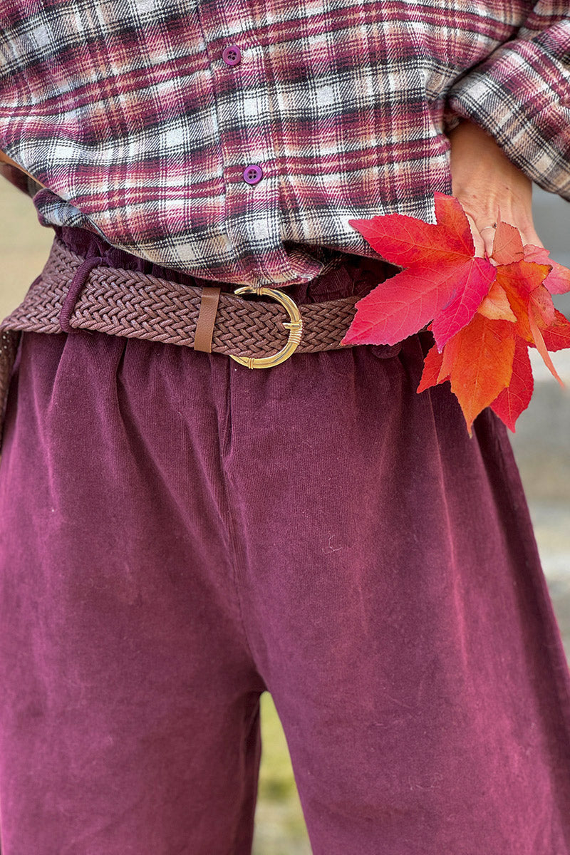 Pantalon en velours côtelé aubergine stretch coupe large wide leg avec ceinture tressée