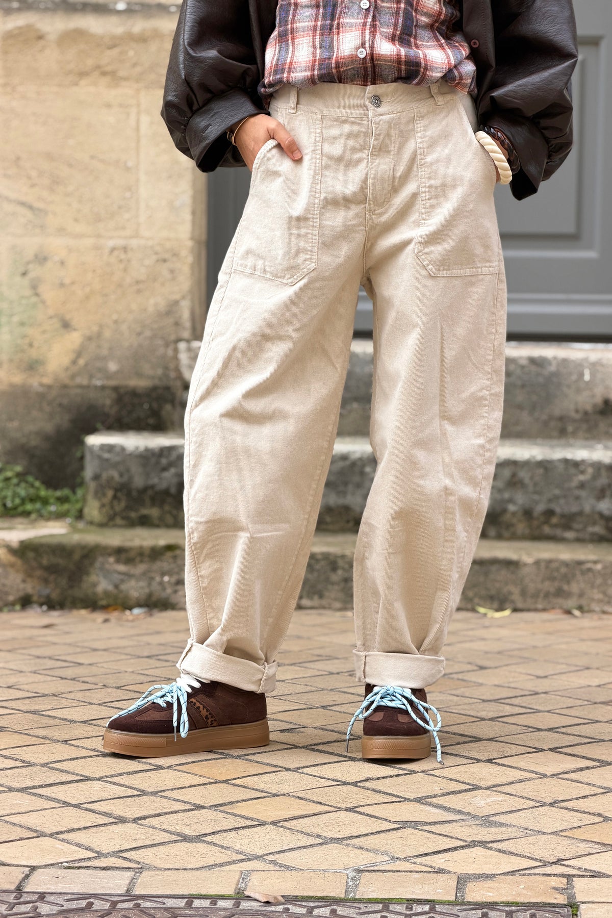 Pantalon en velours côtelé beige coupe barrel taille élastique grandes poches