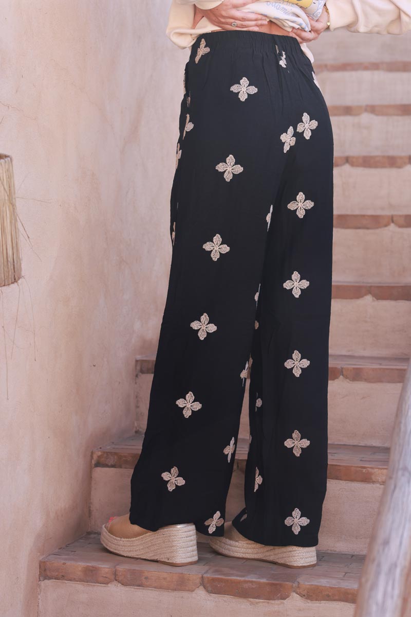 Pantalon fluide coupe tailleur noir broderie fleurs beige