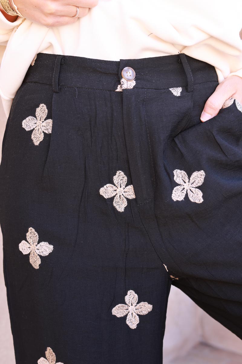 Pantalon fluide coupe tailleur noir broderie fleurs beige