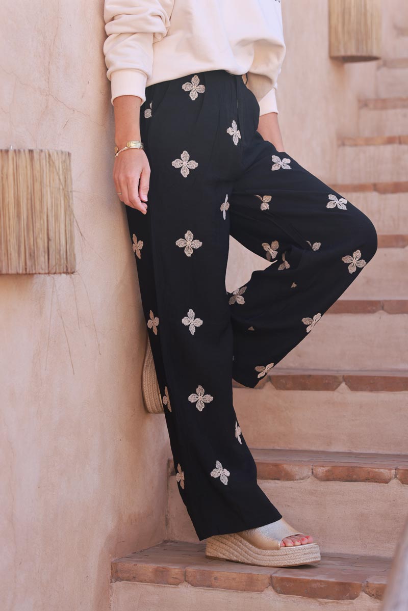 Pantalon fluide coupe tailleur noir broderie fleurs beige