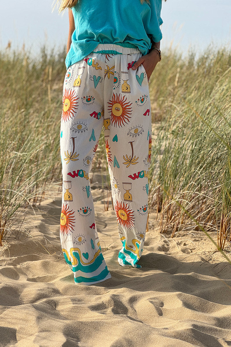 Pantalon fluide écru symboles soleil œil et cœurs colorés turquoise