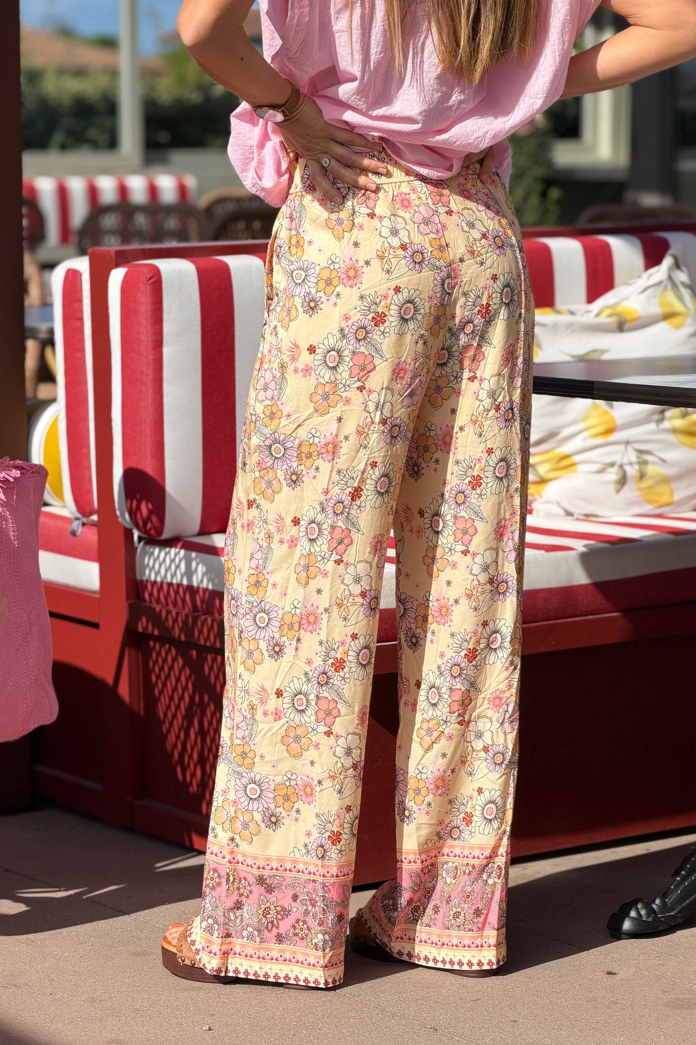 Pantalon fluide et large beige orange motifs fleurs rose taille élastique