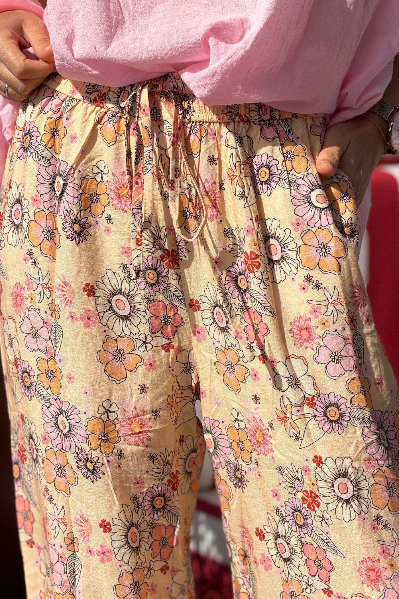 Pantalon fluide et large beige orange motifs fleurs rose taille élastique