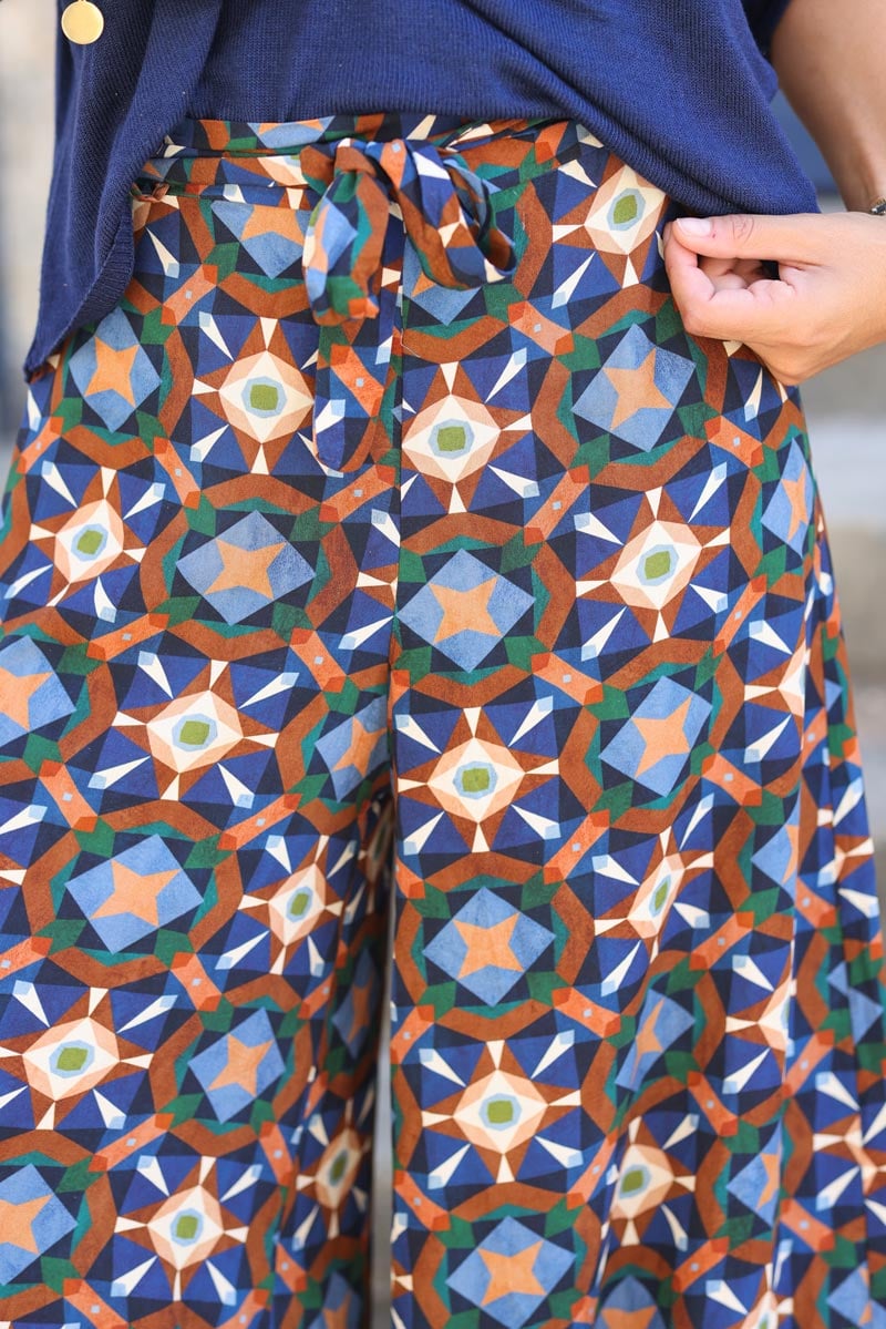 Pantalon fluide imprime rosaces bleu marine G195 (1)