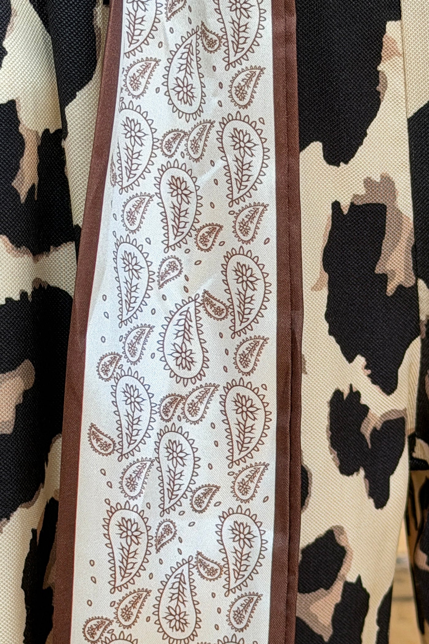 Pantalon fluide large imprimé léopard effet satiné ceinture tressée foulard