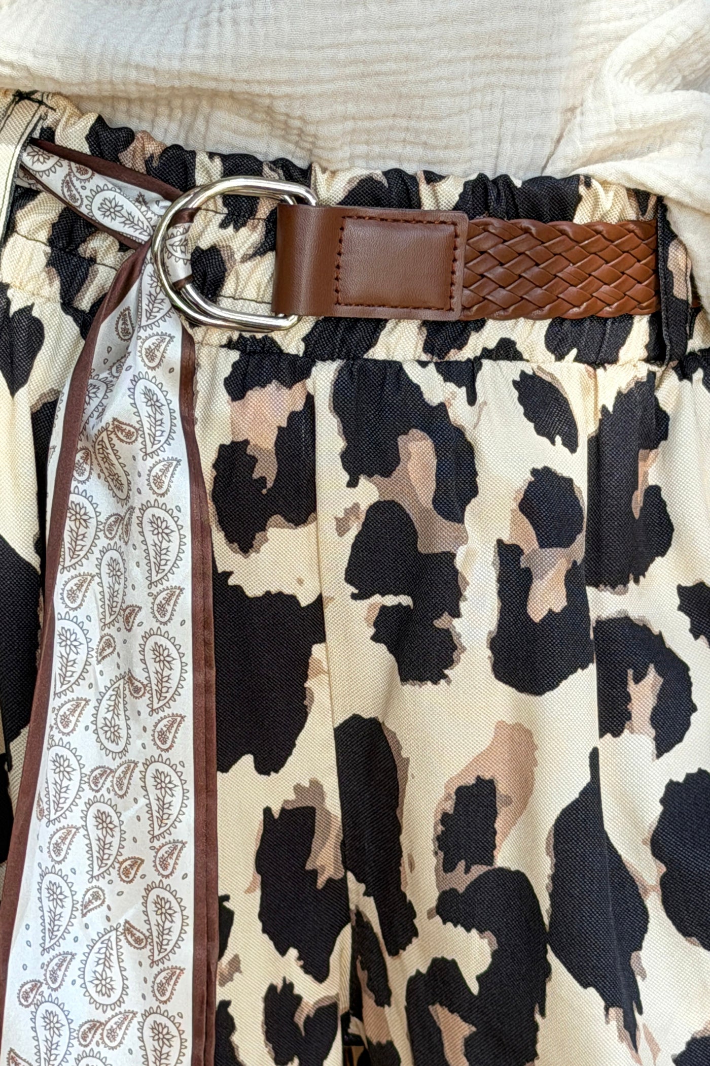 Pantalon fluide large imprimé léopard effet satiné ceinture tressée foulard