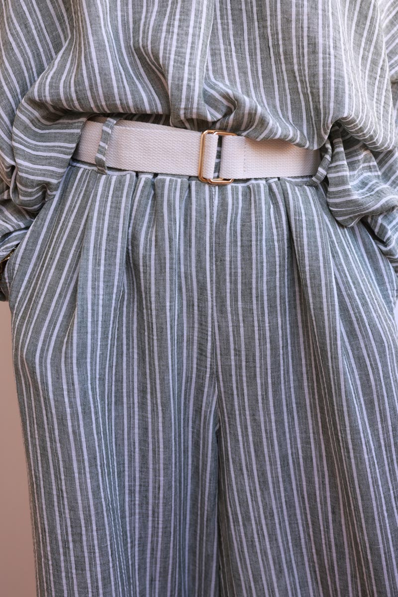Pantalon fluide large kaki rayures blanches taille élastique et ceinture écru