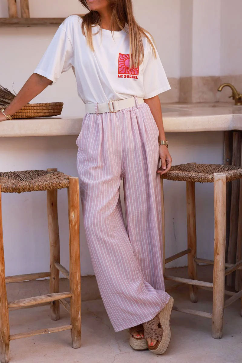 Pantalon fluide large rose pâle rayures blanches taille élastique et ceinture écru